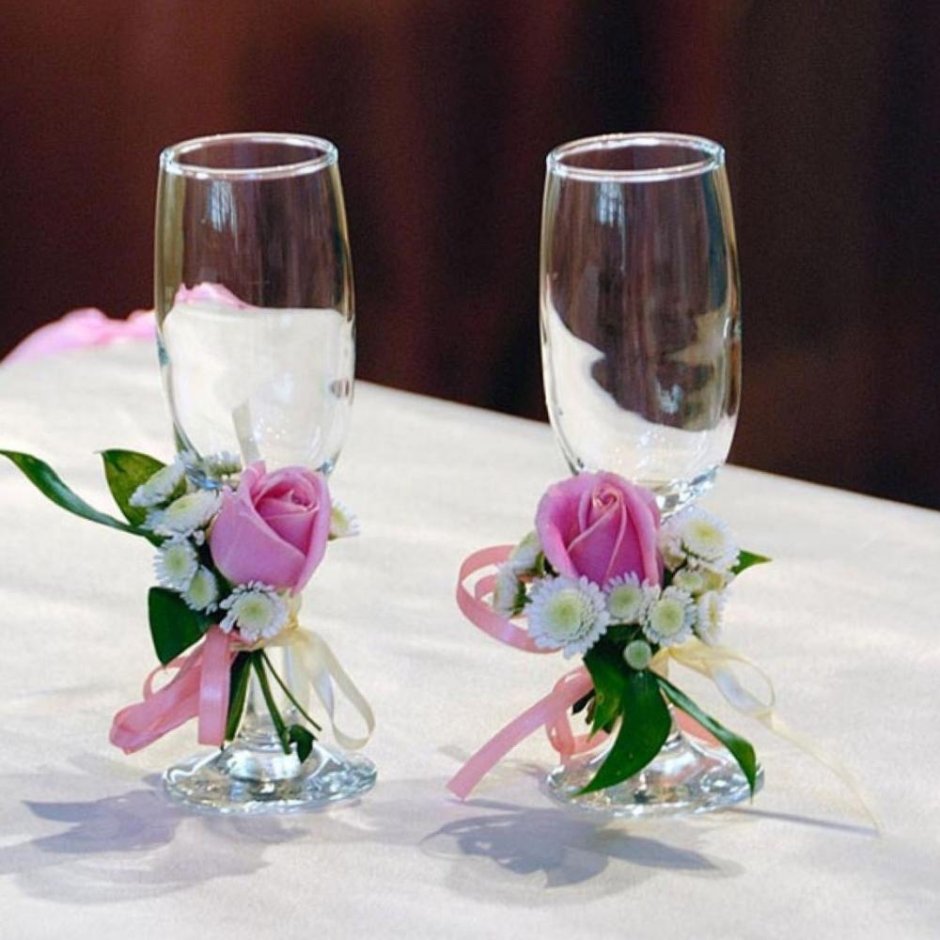 Украшение свадебных бокалов живыми цветами
