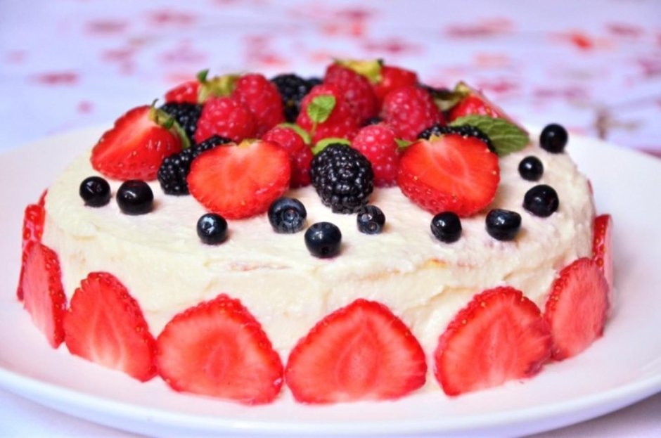 Фруктовый торт с бисквитом и фруктами