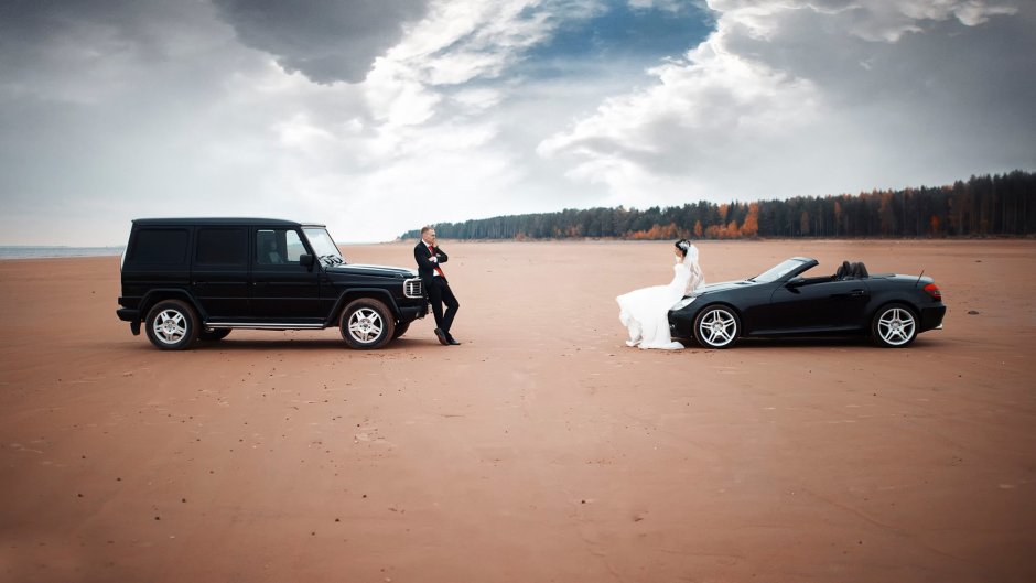 Свадебная фотосессии на фоне двух машин