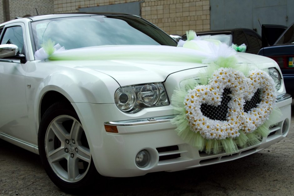 Необычное украшение авто на свадьбу