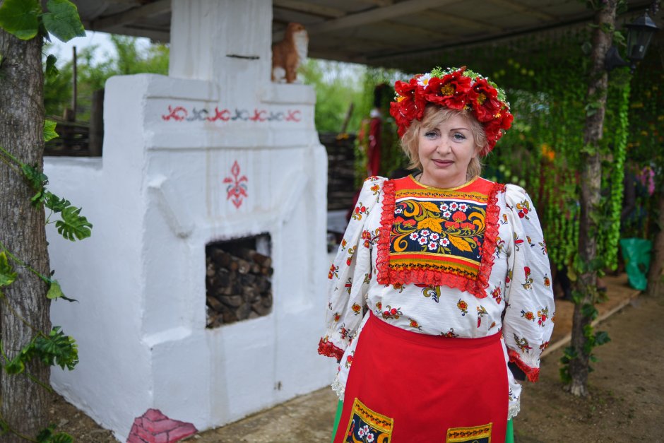 Фото украинской девушки в костюме с варениками