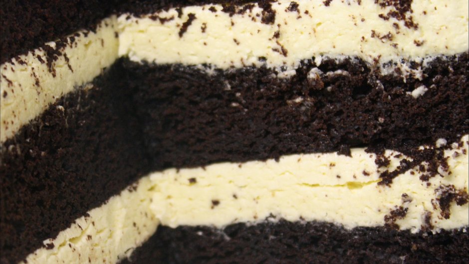 Торт коржи коричневые с белым кремой и черно/белой присыпкой