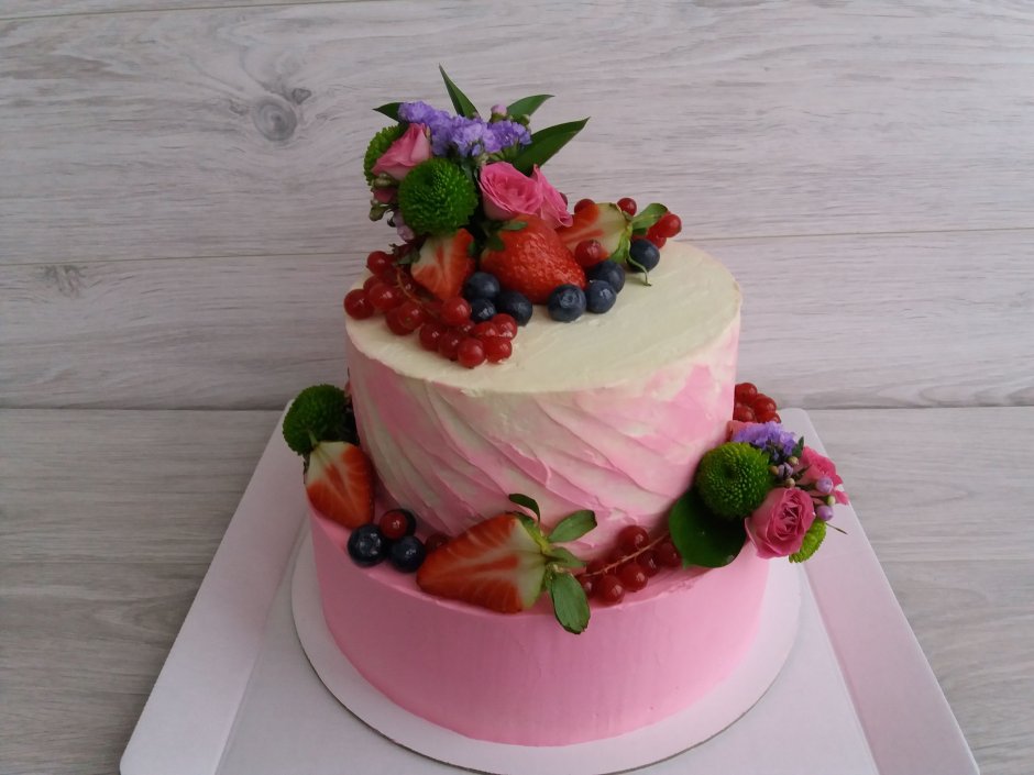 Двухъярусный торт с фруктами и цветами