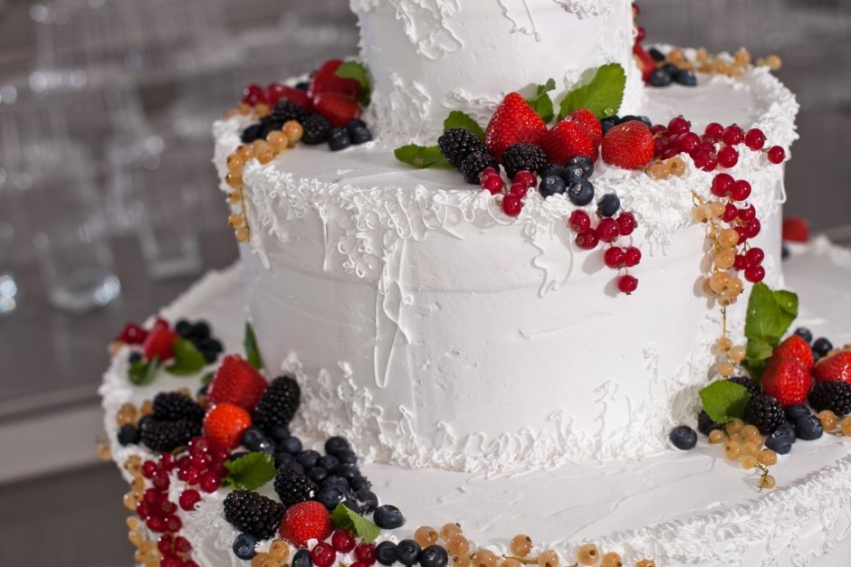 Свадебный торт украшенный фруктами