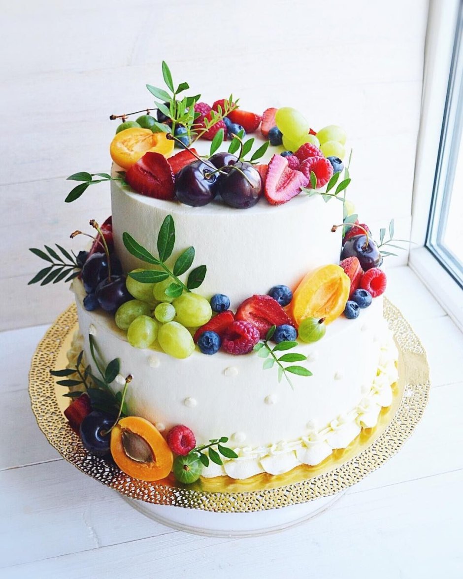Двухъярусный торт с фруктами