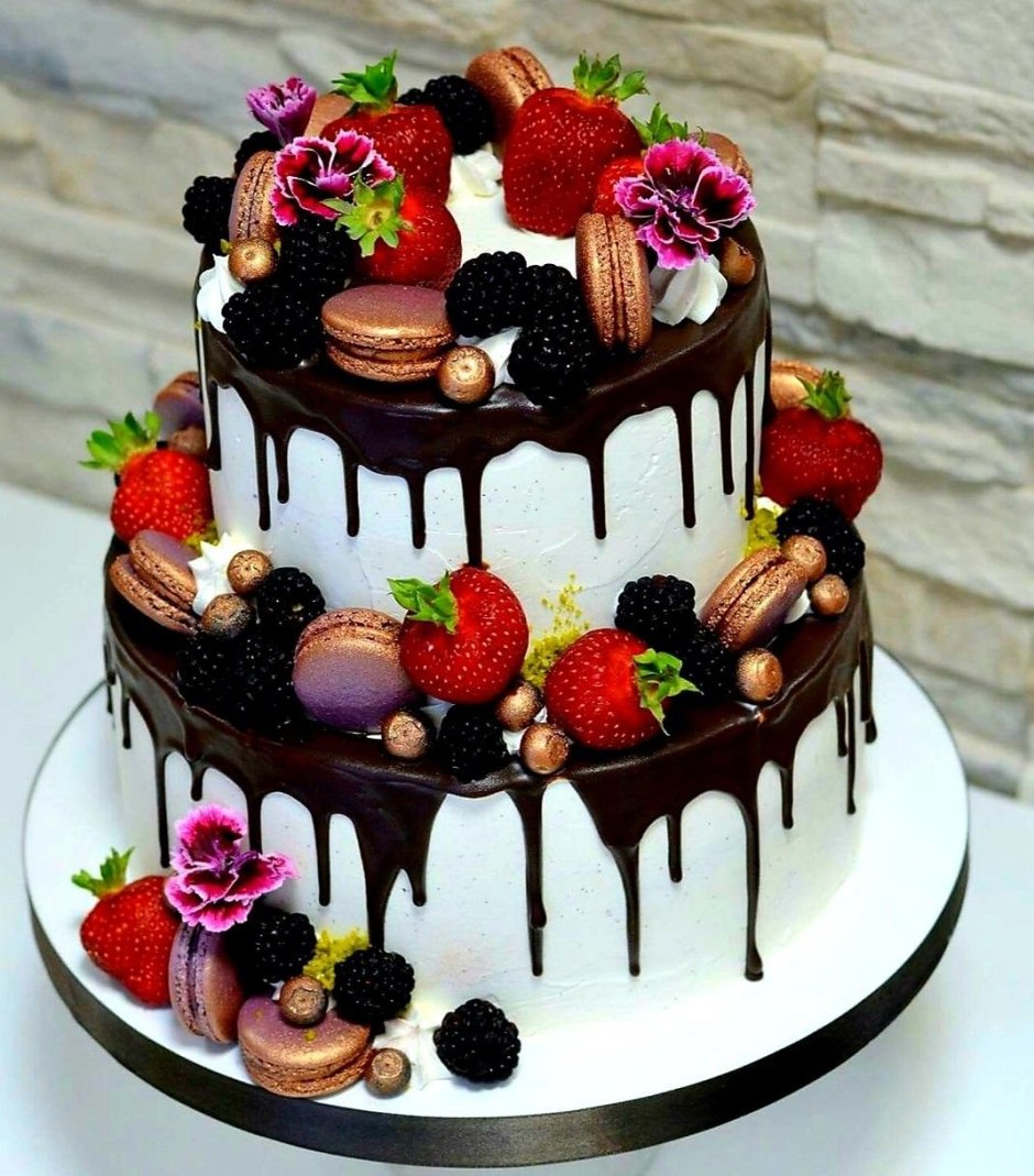 Торт двухъярусный с фруктами и шоколадом