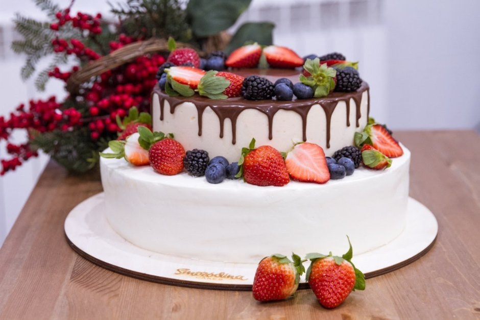 Торт с ягодами сверху декор