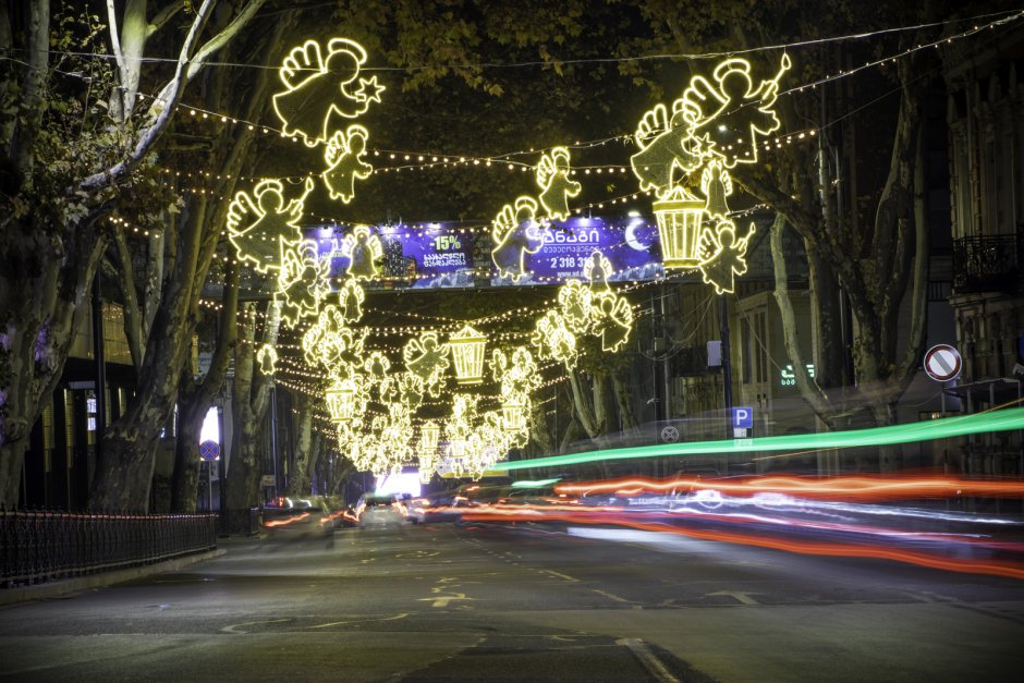Новогоднее украшение на проспекте Руставели Тбилиси