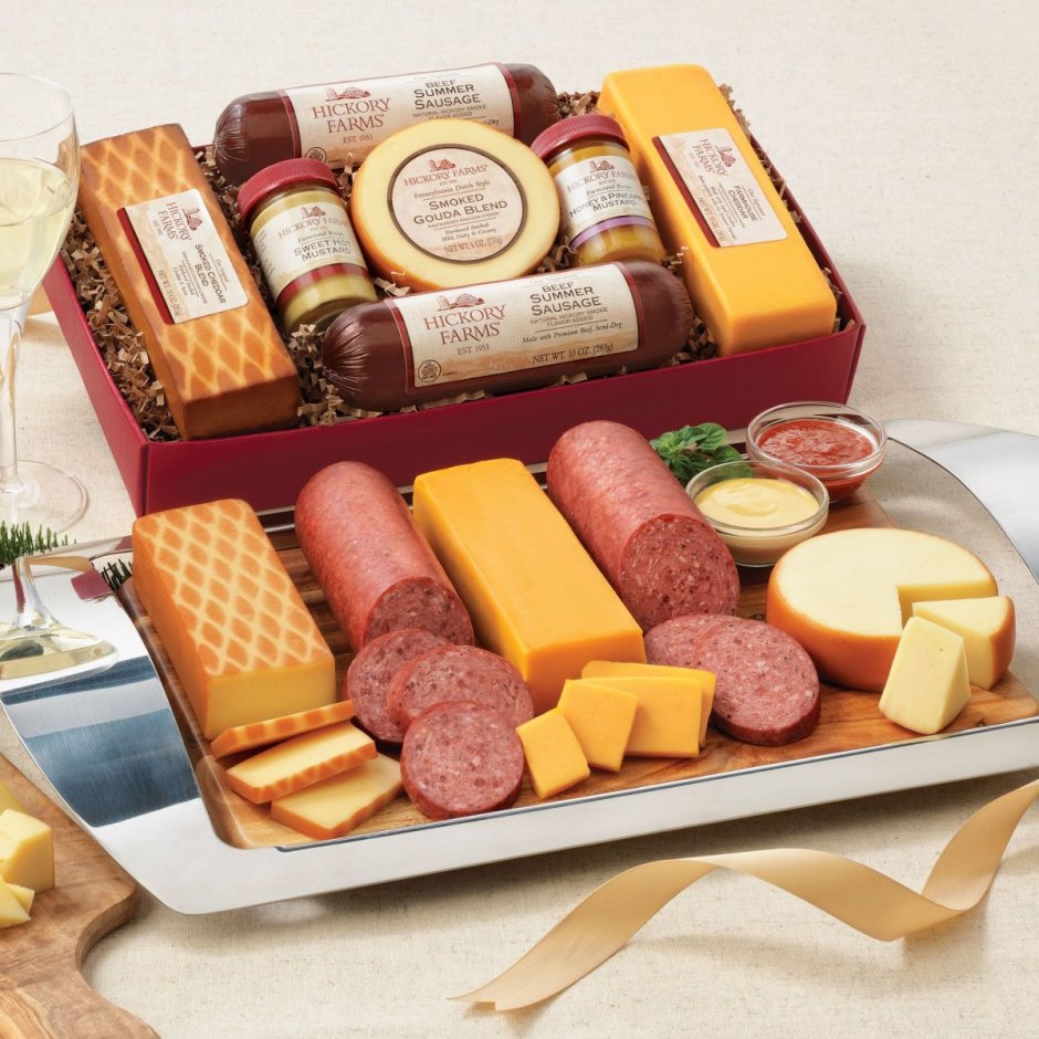 Подарочные коробки сыра и колбасы
