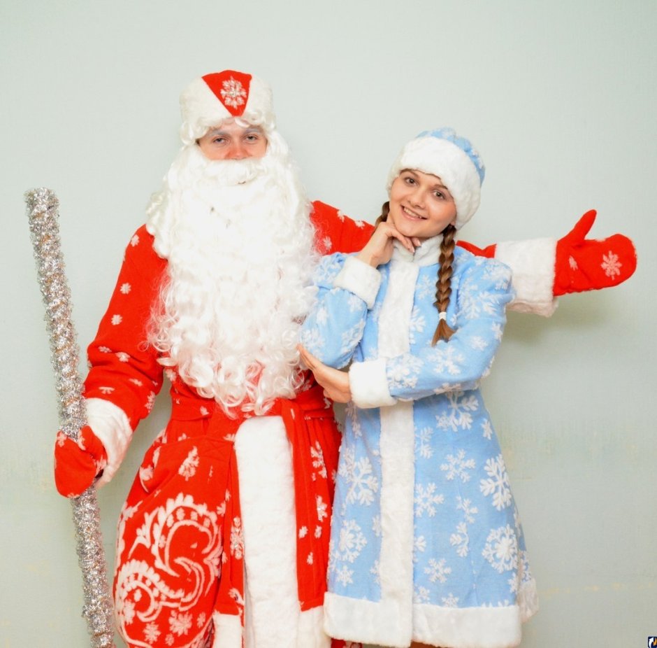 Дети в костюмах Деда Мороза и Снегурочки