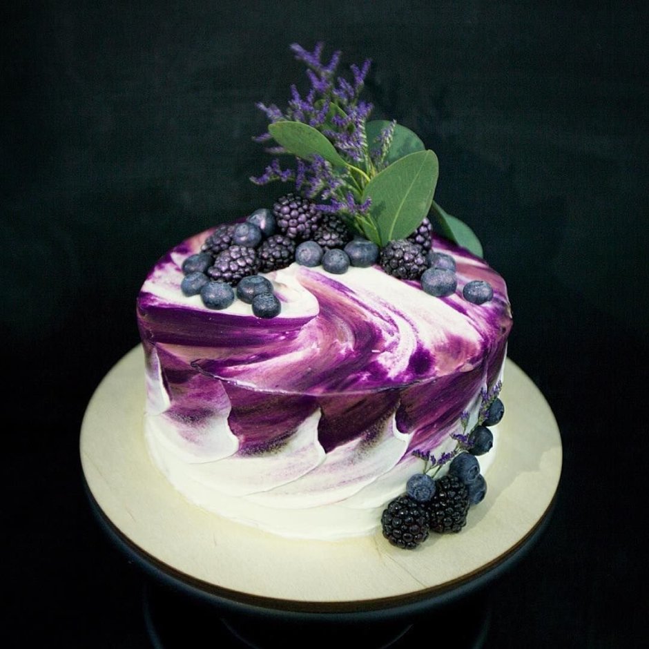 Украшение торта в фиолетовых тонах