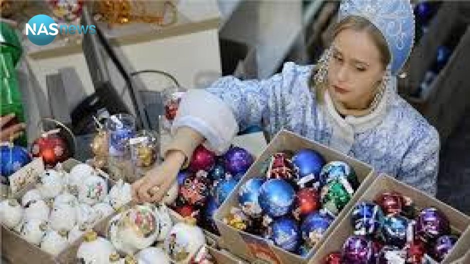 Продавец игрушек на новогодней елке