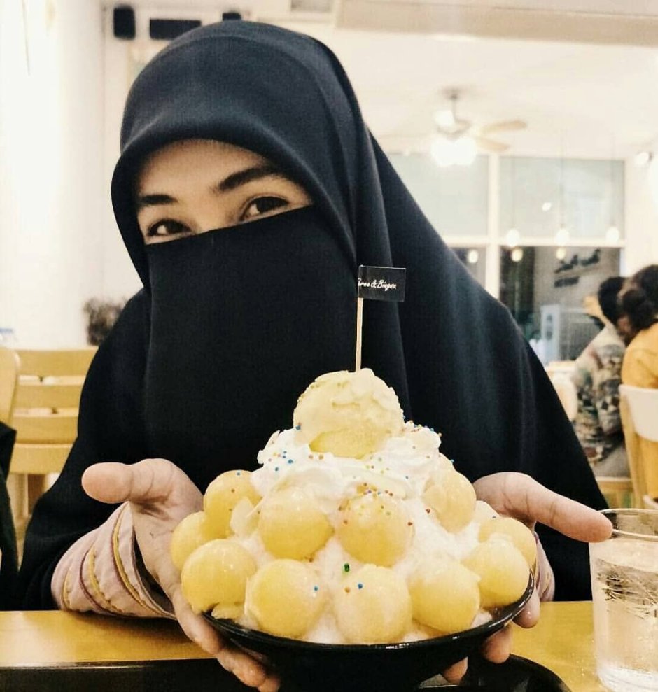 Девушка в хиджабе с шариками