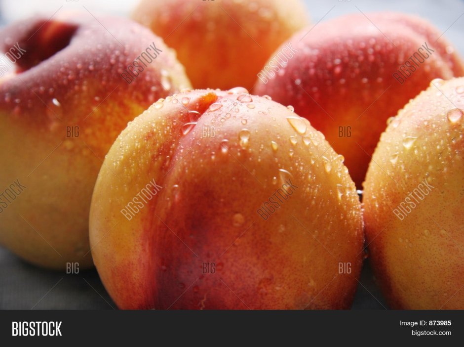 Красивый персик
