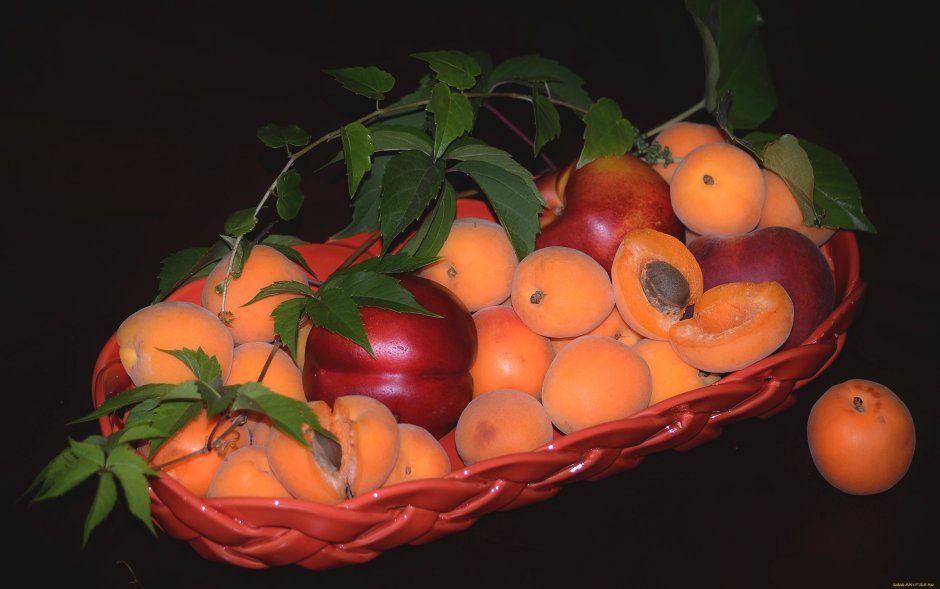 Фрукты персики абрикосы