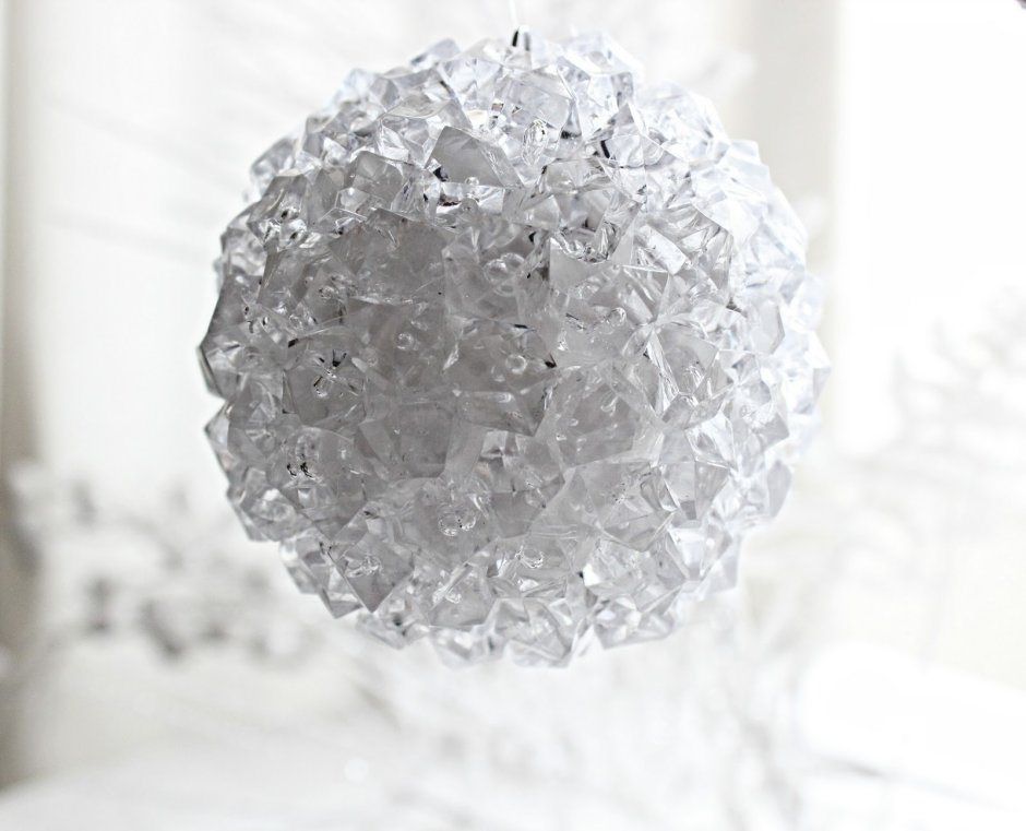 Снежинки из пенопластовых шаров
