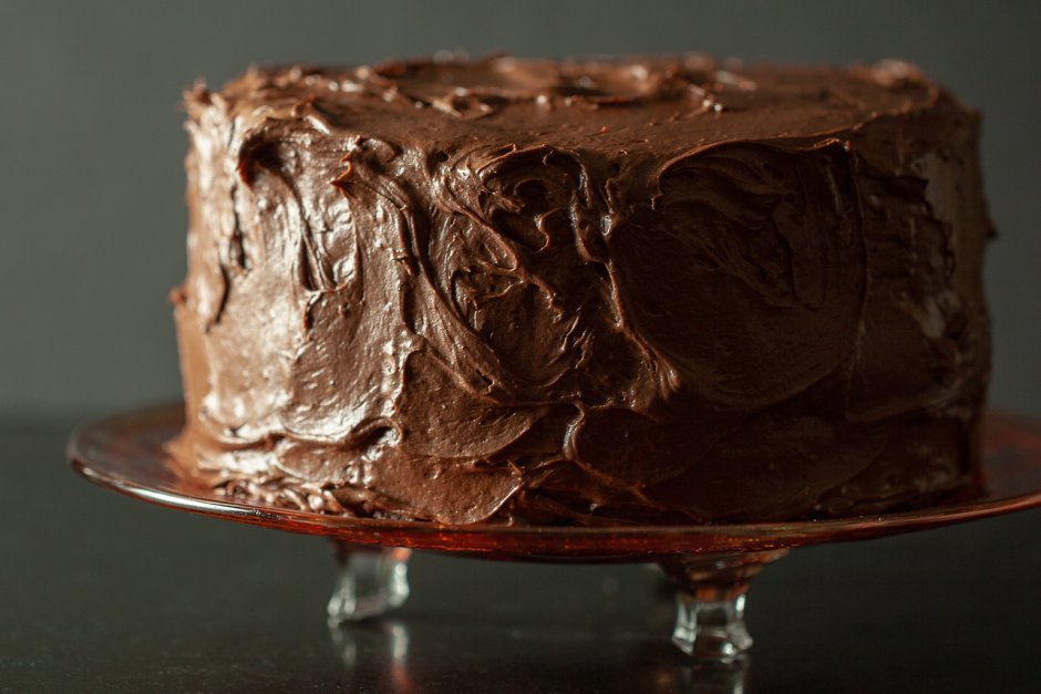 Украшение шоколадного торта кремом