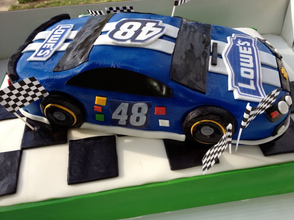 Торт в виде гоночной машины