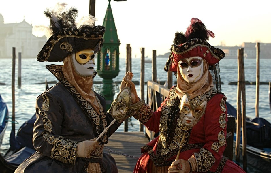 Человек в костюме и венецианской маске