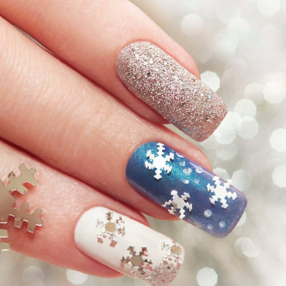 Блестящие ногти со снежинками