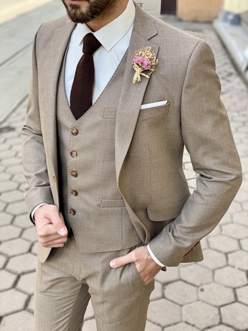 Серо-коричневый костюм мужской