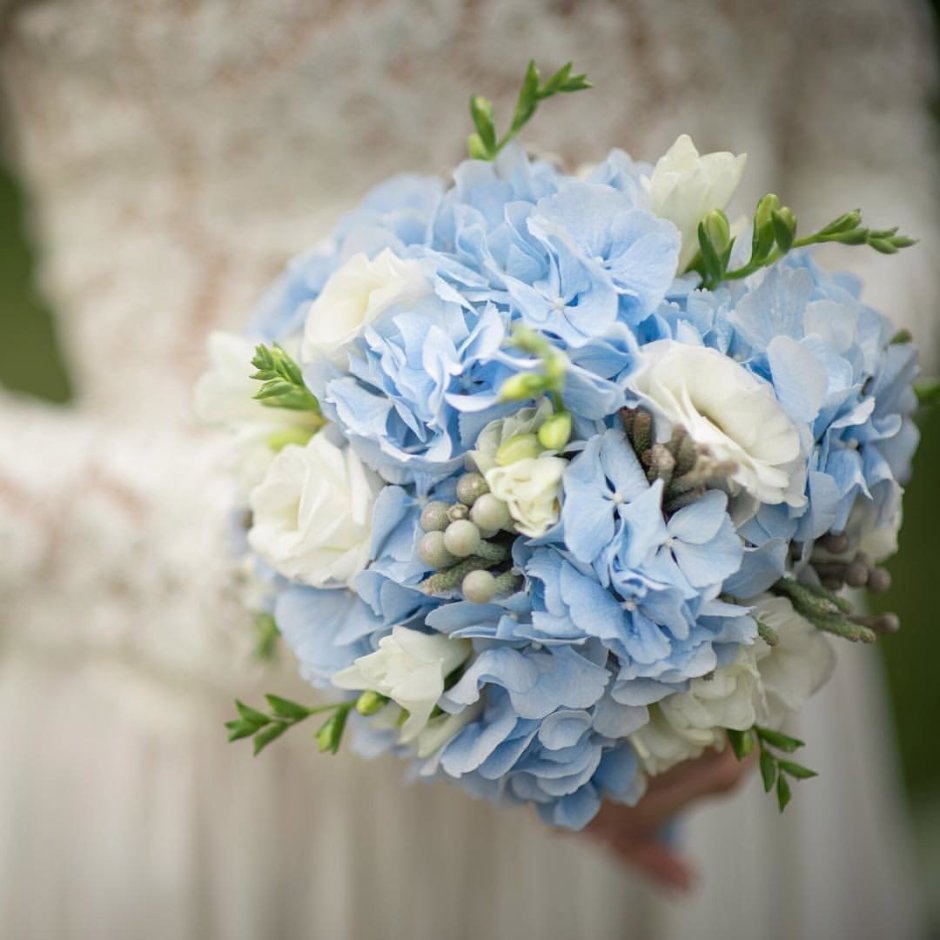 Свадебный букет с голубой гортензией