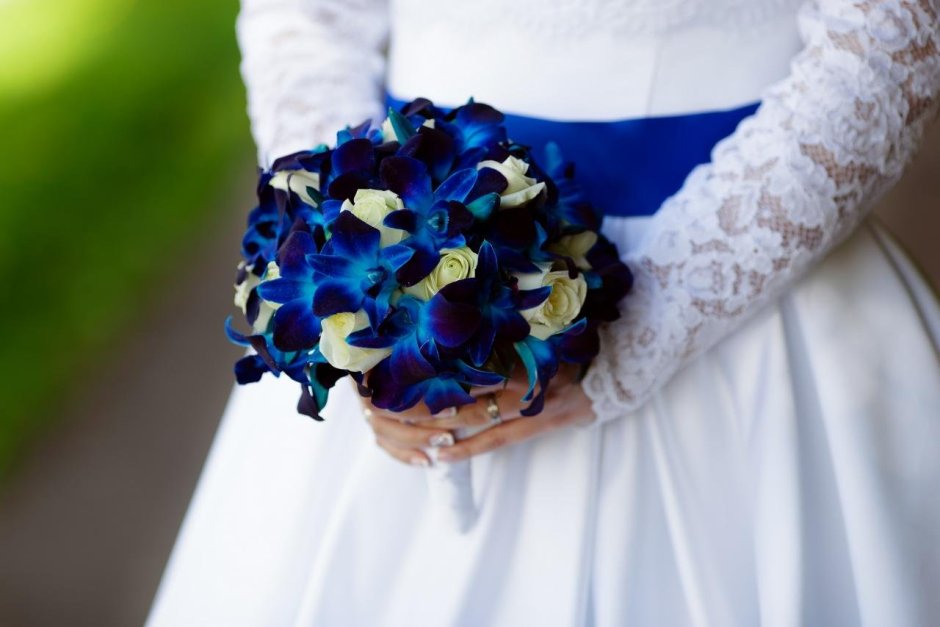 Букет невесты бело синий