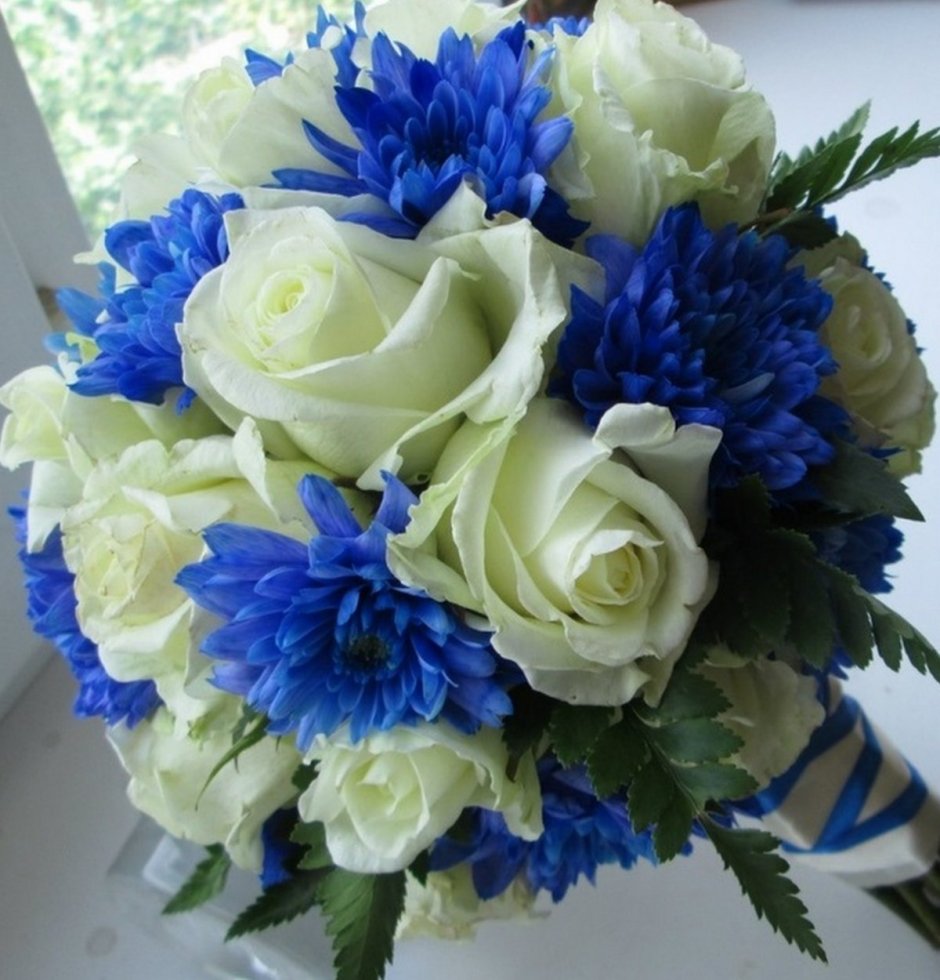 Сине белый букет хризантем
