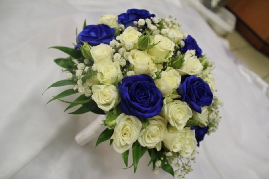 Букет невесты из синих и белых роз