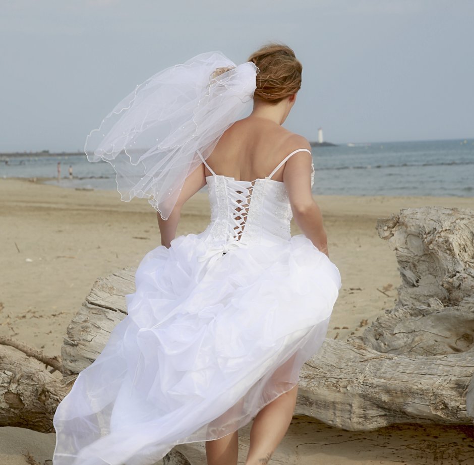 Невеста в белом платье со спины
