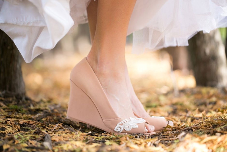 Свадебное платье с бежевыми туфлями
