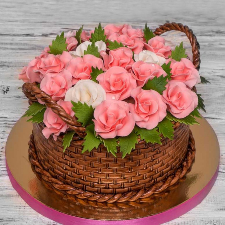 Розовый торт корзинкой