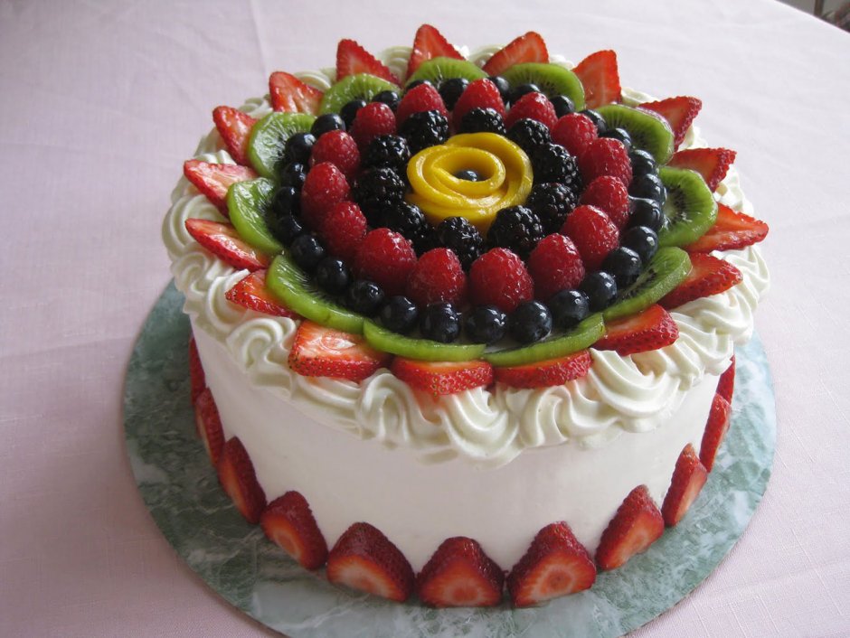 Торт украшенный фруктами