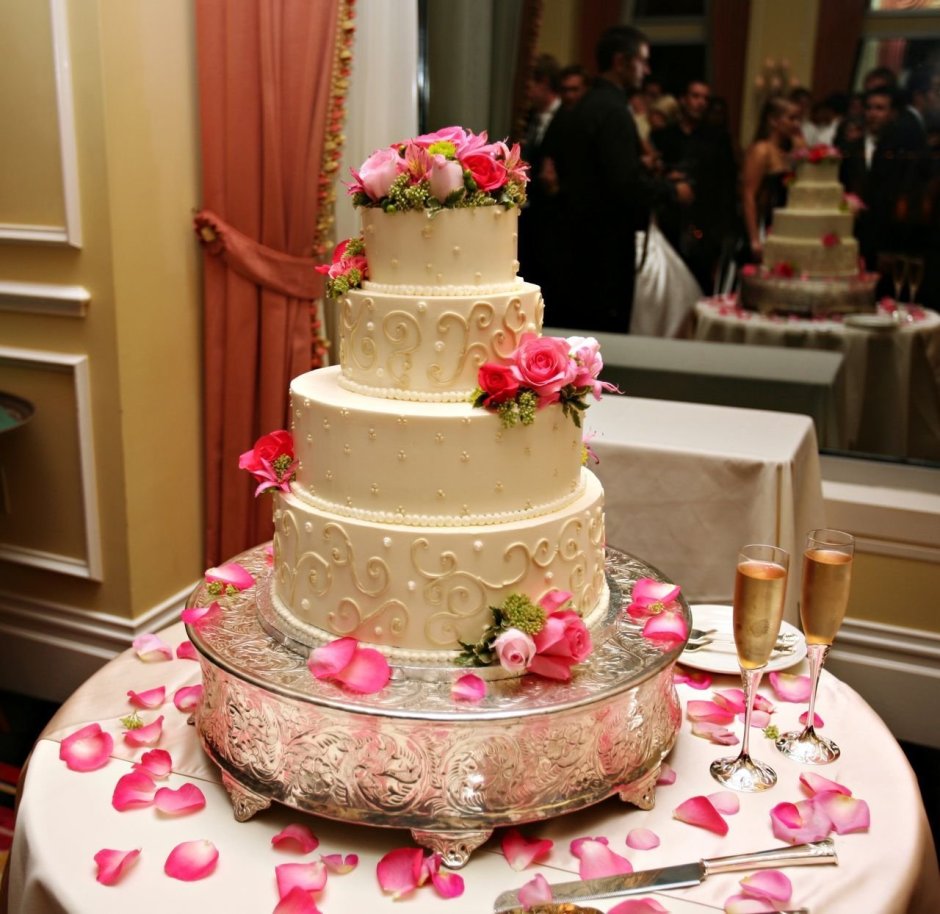 Большой торт на свадьбу
