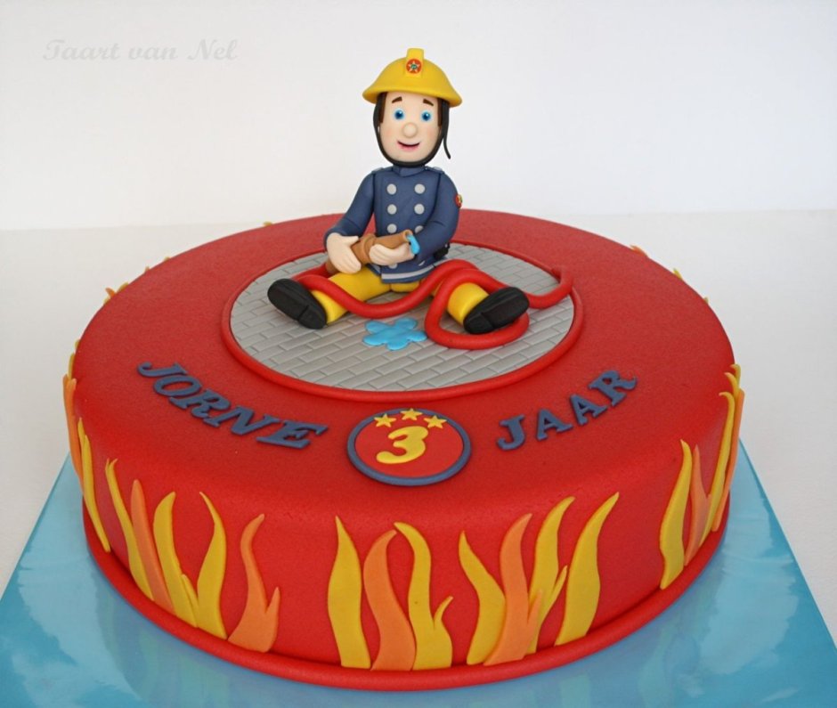 Торт в виде пожарной каски