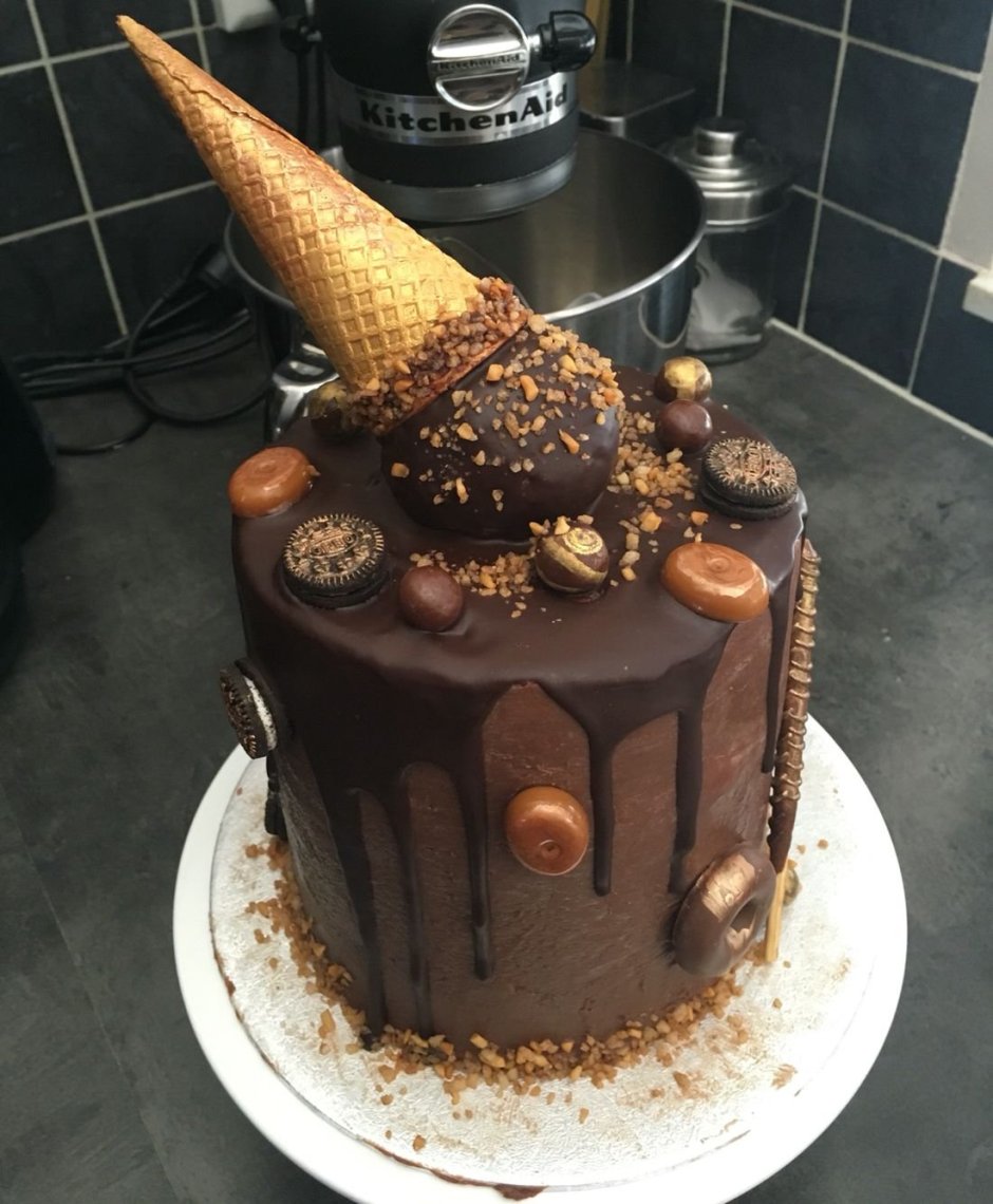 Декор торта с вафельным рожком и шоколадками
