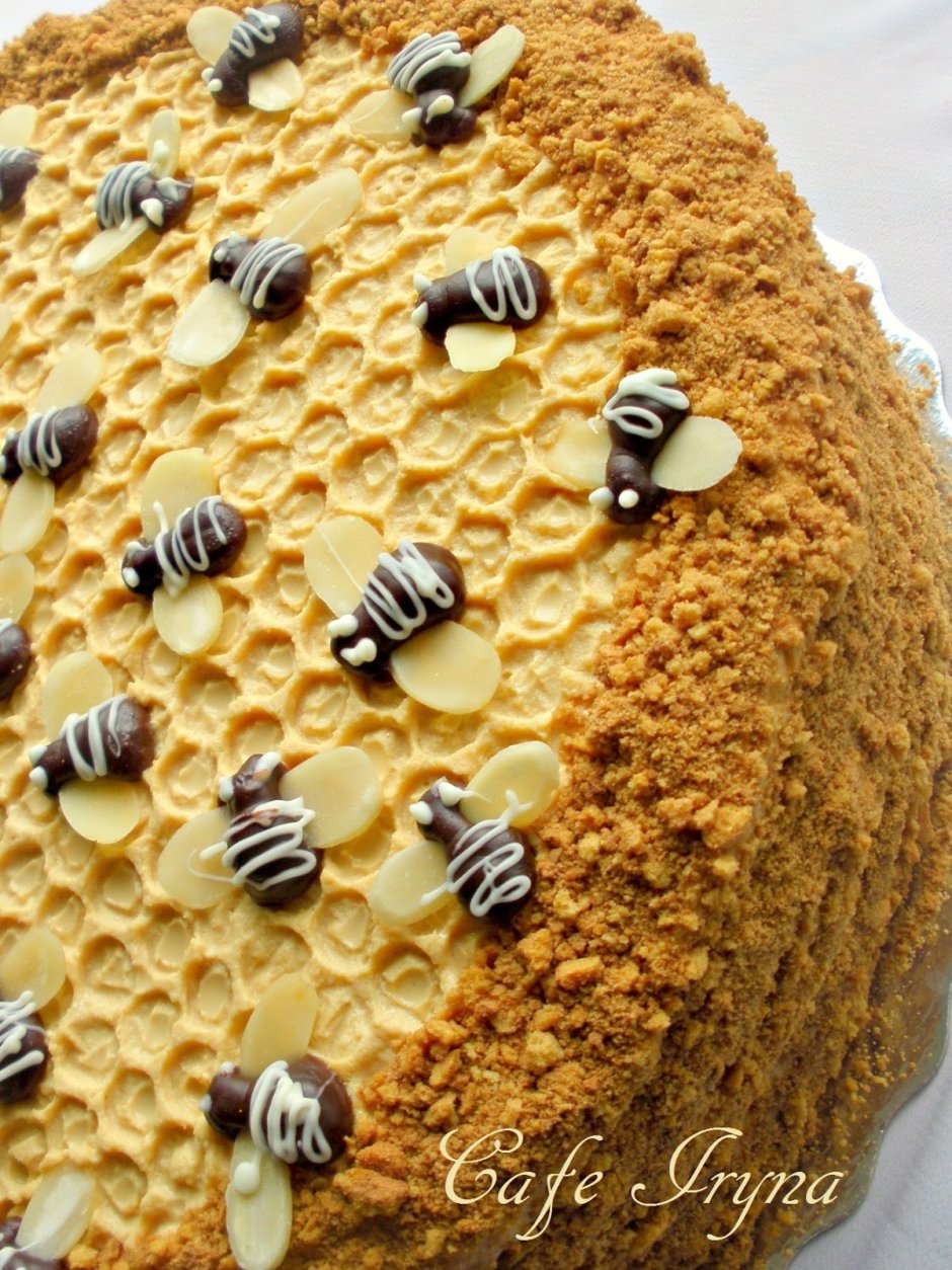 Торт в виде пчелиного улья
