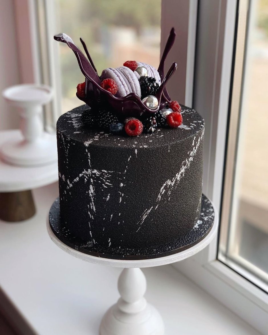 Красный велюровый торт для женщины на день рождения