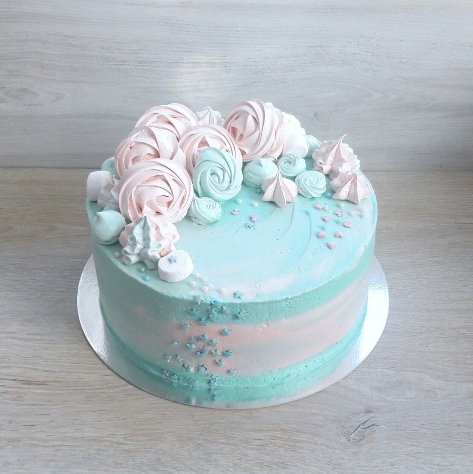 Голубой торт с кремовыми цветами
