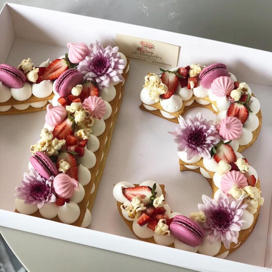 Торт с живыми цветами и леденцами