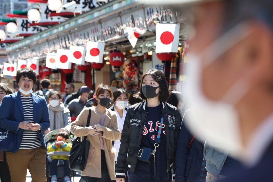 Японцы в масках на улице