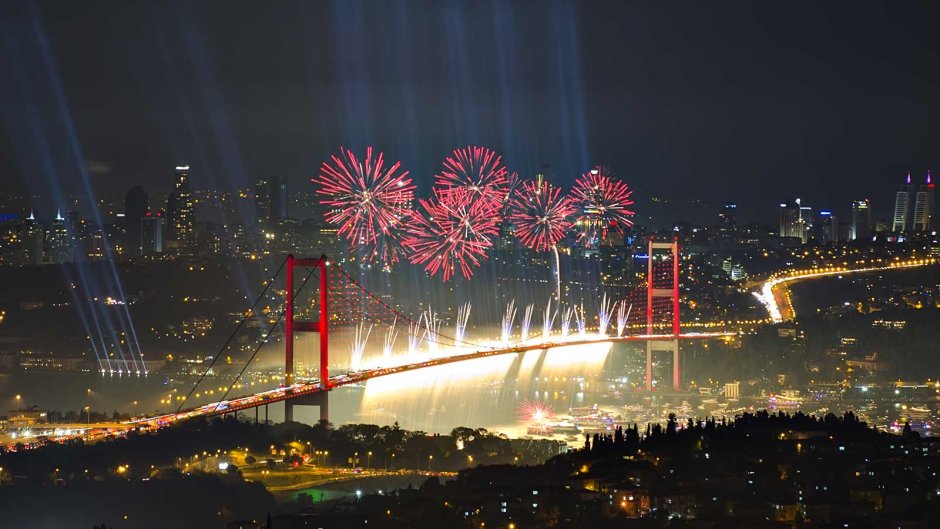 Новогодний фейерверк в Стамбуле