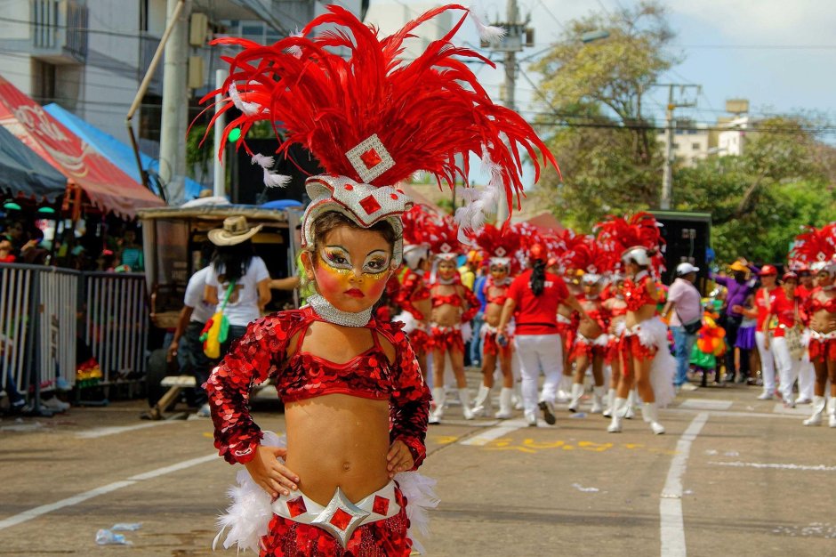 Дети на карнавале в Бразилии