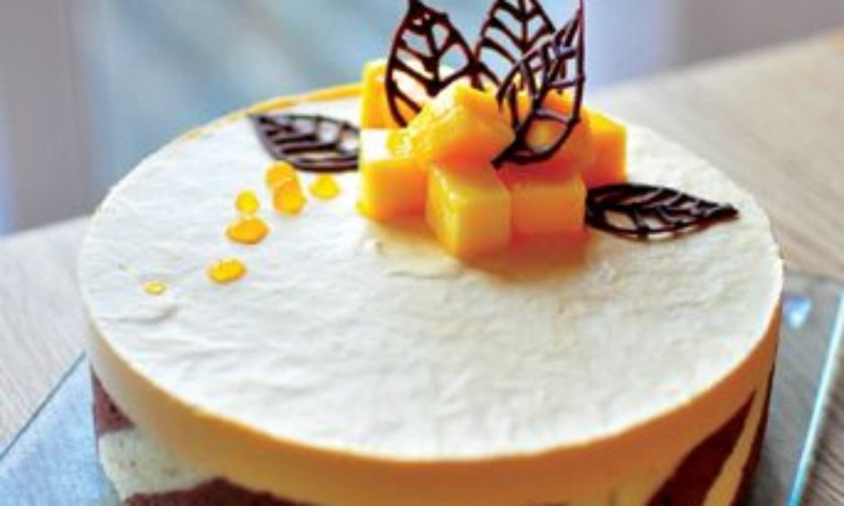Торт украшенный манго