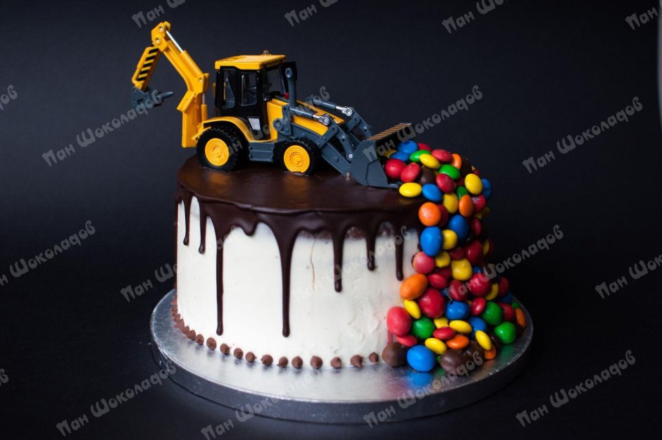 Торт с трактором и сладостями