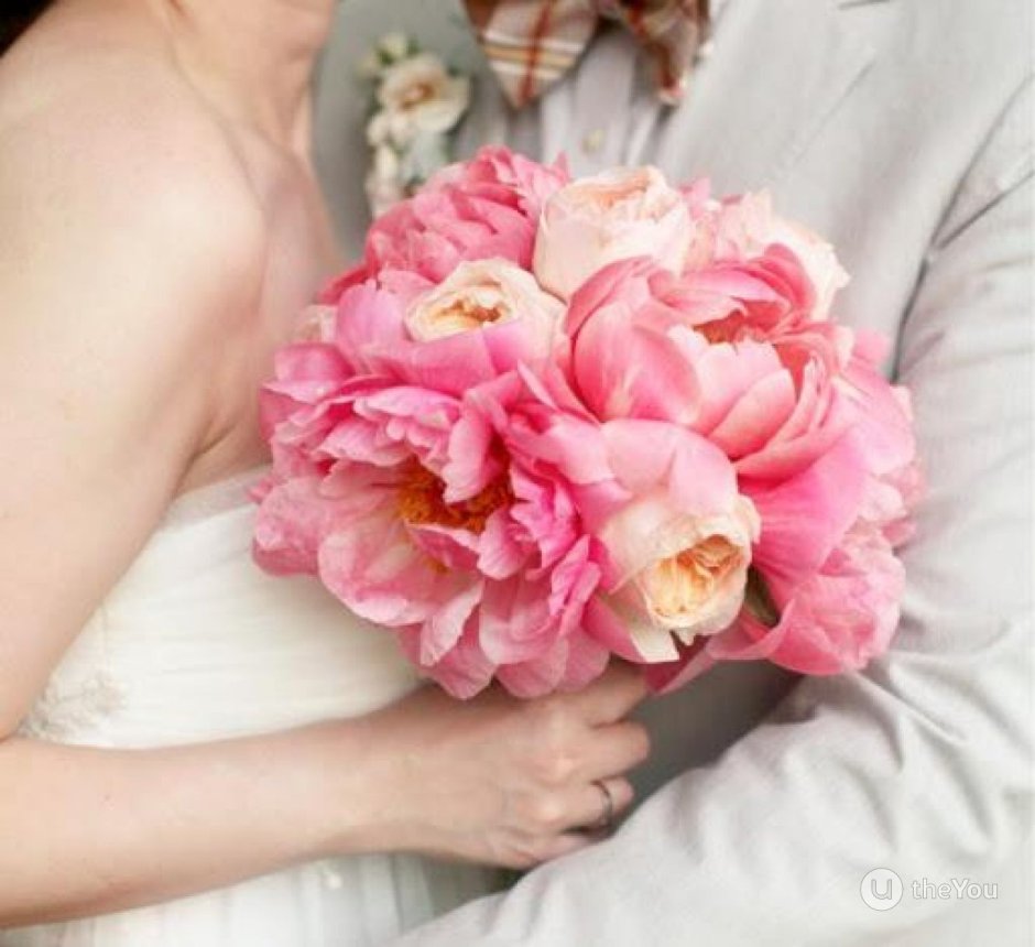 Букет невесты с пионами и кустовой розой