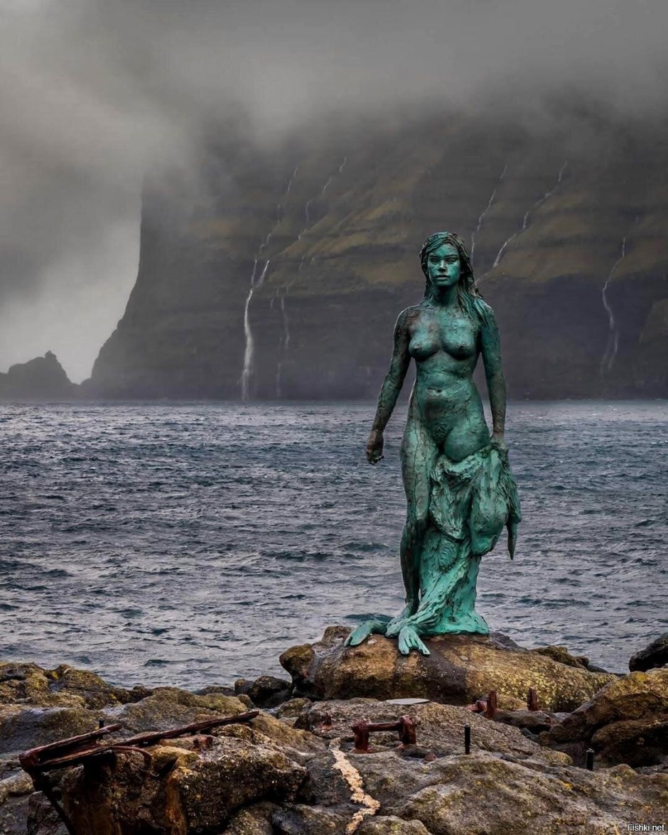 Статуя Копаконан на острове Кальсой Фарерские острова