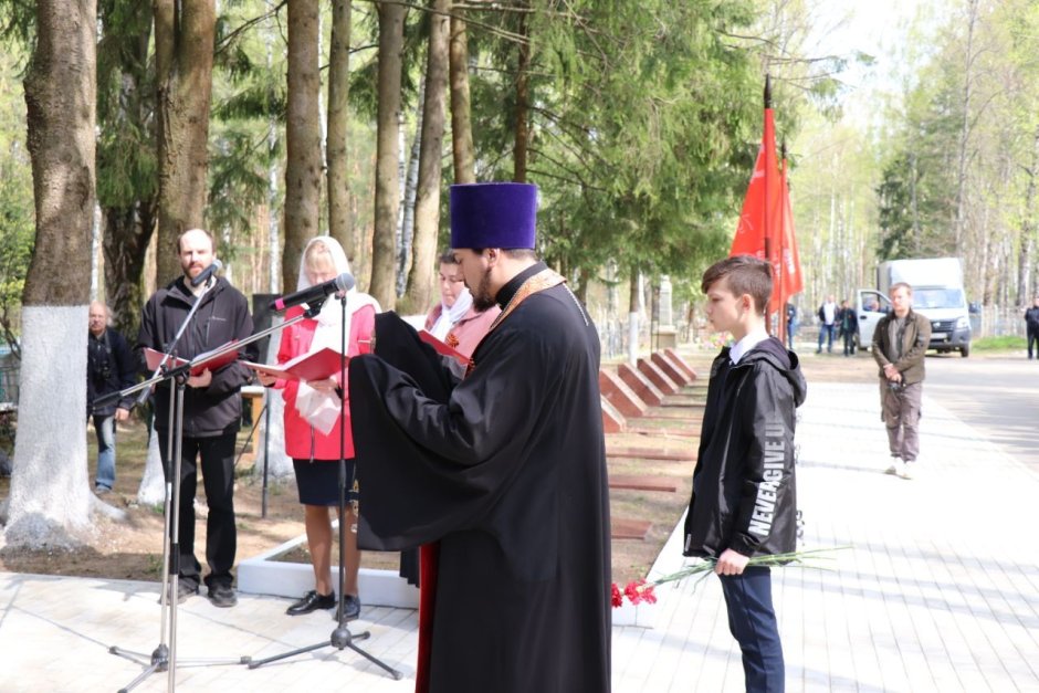 Возложение цветов к памятнику