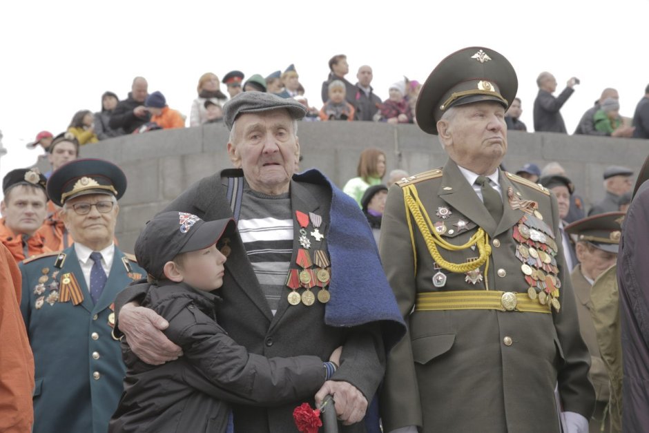 Дети в военной форме с сиренью