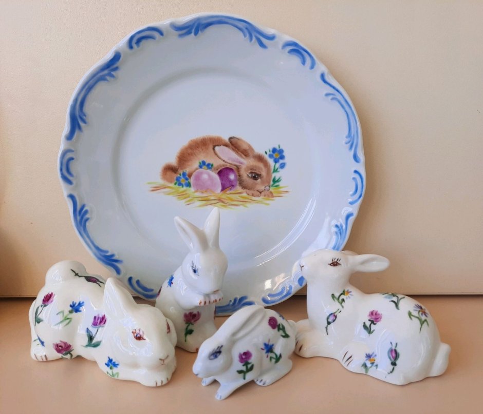 Тарелка с зайцами из фарфора
